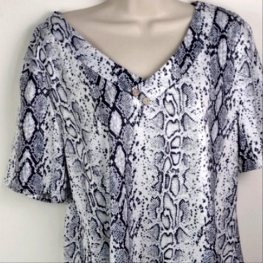 Snakeskin Black & White Graphic Versatile Tee (L) NWT